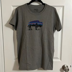 Women’s Patagonia T-shirt, Gray, size large